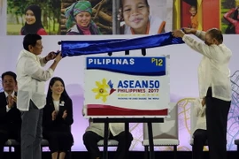 Tổng thống Philippines Rodrigo Duterte (trái) tại lễ đảm nhận cương vị Chủ tịch luân phiên ASEAN 2017 ở Davao. (Ảnh: EPA/TTXVN)