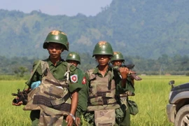 Binh sỹ Myanmar tuần tra tại thị trấn Maungdaw, bang Rakhine. (Ảnh: AFP/TTXVN)