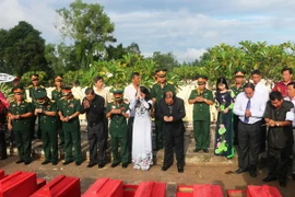 Lãnh đạo Quân khu 9 và Tỉnh ủy, Hội đồng Nhân dân, Ủy ban Nhân dân, Ủy ban Mặt trận Tổ quốc Việt Nam tỉnh An Giang dâng hương tưởng niệm, tiễn đưa liệt sỹ về yên nghỉ tại Nghĩa trang liệt sỹ Dốc Bà Đắc. (Ảnh: Công Mạo/TTXVN)