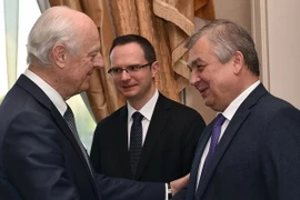 Ông Alexander Lavrentiev (phải) gặp Đặc phái viên Liên hợp quốc về vấn đề Syria, ông Staffan de Mistura (trái) bên lề cuộc đàm phán về tình hình Syria ở Astana, Kazakhstan ngày 3/5 vừa qua. (Ảnh: AFP/TTXVN) 