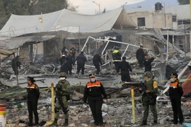 Lực lượng chức năng làm nhiệm vụ tại hiện trường vụ nổ ở chợ pháo hoa San Pablito ngày 20/12/2016. (Ảnh: EPA/TTXVN)