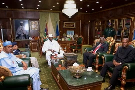 Tổng thống Nigeria Buhari, Tổng thống Liberia Buhari, Tổng thống Gambia Yahya Jammeh, Tổng thống Sierra Bai Koroma và Tổng thống sắp mãn nhiệm của Ghana John Dramani Mahama tại cuộc đàm phán ở Banjul, Gambia ngày 13/12/2016. (Ảnh: EPA/TTXVN)