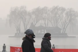 Khói mù dày đặc ở Bắc Kinh. (Ảnh: AFP/TTXVN)