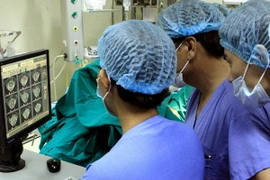 Bệnh viện Đại học Y Hà Nội triển khai kỹ thuật mới. (Ảnh: Dương Ngọc/TTXVN)