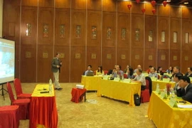 Tiến sỹ Ryan Rabett, Giám đốc Dự án nghiên cứu khảo cổ học tại Quần thể danh thắng Tràng An (Sundasia) giới thiệu về dự án. (Ảnh: Ninh Đức Phương/TTXVN)