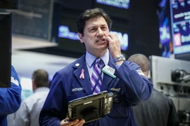 Giao dịch viên làm việc tại Sàn giao dịch chứng khoán New York của Mỹ. (Ảnh: AFP/TTXVN)