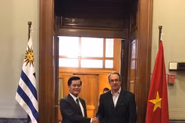 Thứ trưởng Ngoại giao Hà Kim Ngọc và Chủ tịch Hạ viện Uruguay Jose Carlos Mahia (Nguồn: Đại sứ quán Việt Nam tại Argentina)