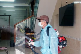 Phun hóa chất diệt côn trùng tại nhà dân. (Ảnh: Thanh Thủy/TTXVN)