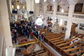 Lực lượng an ninh điều tra tại hiện trường vụ đánh bom bên trong một nhà thờ ở thành phố Tanta thuộc vùng châu thổ sông Nile của Ai Cập. (Ảnh: EPA/TTXVN)