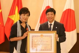 Thừa ủy quyền của Chủ tịch nước, Đại sứ Việt Nam tại Nhật Bản Nguyễn Quốc Cường trao Huân chương Hữu nghị cho bà Masako Sakata. (Ảnh: Thành Hữu/TTXVN)