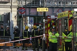 Nhân viên cứu hộ làm nhiệm vụ tại hiện trường vụ nổ. (Ảnh: AFP/TTXVN)