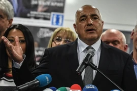 Lãnh đạo GERB, cựu Thủ tướng Boyko Borisov (giữa) trong cuộc họp báo tại Sofia sau khi kết quả sơ bộ cuộc bầu cử Quốc hội trước thời hạn được công bố ngày 26/3 vừa qua. (Ảnh: EPA/TTXVN)