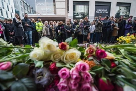 Người dân dành một phút mặc niệm tưởng nhớ các nạn nhân xấu số trong vụ tấn công khủng bố ở Stockholm ngày 10/4. (Ảnh: AFP/TTXVN) 