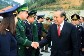 Phó Thủ tướng Thường trực Chính phủ Trương Hòa Bình kiểm tra tại Cửa khẩu Quốc tế Hữu Nghị. (Ảnh: Thái Thuần/TTXVN)