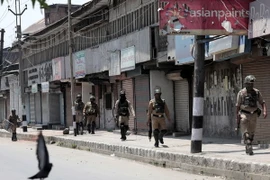Binh sỹ Ấn Độ tuần tra trong giờ giới nghiêm ở Kashmir. (Ảnh: EPA/TTXVN)