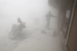 Khói bụi sau một cuộc không kích ở thị trấn Hamouria thuộc khu vực Đông Ghouta ngày 3/4 vừa qua. (Ảnh: AFP/TTXVN) 