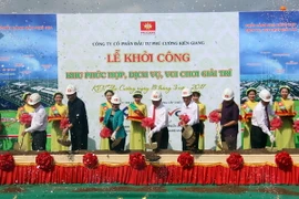 Các đại biểu động thổ khởi công xây dựng công trình. (Ảnh: Lê Huy Hải/TTXVN)