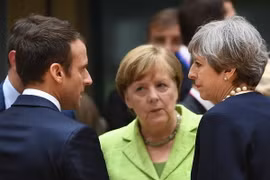 Thủ tướng Anh Theresa May (phải) và Thủ tướng Đức Angela Merkel (giữa) cùng Tổng thống Pháp Emmanuel Macron (trái) tại Hội nghị thượng đỉnh EU ở Brussels (Bỉ) ngày 22/6. (Ảnh: AFP/TTXVN)