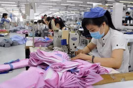 Dây chuyền may áo sơmi. (Ảnh: An Hiếu/TTXVN)