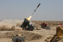 Các lực lượng Iraq bắn rocket vào thành trì của IS ở khu vực Khalidiya, tỉnh Anbar. (Ảnh: AFP/TTXVN)