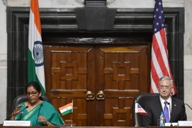 Bộ trưởng Quốc phòng Mỹ James Mattis (phải) và người đồng cấp Ấn Độ Nirmala Sitharaman tại cuộc họp báo ở New Delhi ngày 26/9. (Ảnh: AFP/TTXVN)