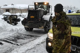 Binh sỹ Italy sử dụng xe quân sự dọn tuyết tại một con phố ở Aringo, gần Monterale sau trận động đất ngày 18/1. (Ảnh: AFP/TTXVN)