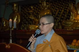 Sư cô Thích Nữ Giới Tánh, Ủy viên Ban Phật giáo Quốc tế Trung ương Giáo hội Phật giáo Việt Nam phát biểu khai mạc buổi cầu nguyện. (Ảnh: PV/Vietnam+)