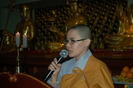 Sư cô Thích Nữ Giới Tánh, Ủy viên Ban Phật giáo Quốc tế Trung ương Giáo hội Phật giáo Việt Nam phát biểu khai mạc buổi cầu nguyện. (Ảnh: PV/Vietnam+)