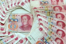 Đồng tiền mệnh giá 100 nhân dân tệ của Trung Quốc. (Ảnh: AFP/TTXVN)