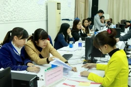 Tiếp nhận hồ sơ quyết toán thuế tại Cục Thuế Hà Nội. (Ảnh: Hoàng Hùng/TTXVN)