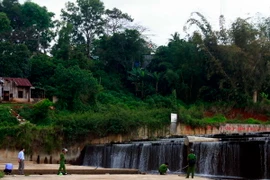 Cơ quan chức năng khám nghiệm hiện trường. (Ảnh: Hưng Thịnh/TTXVN)