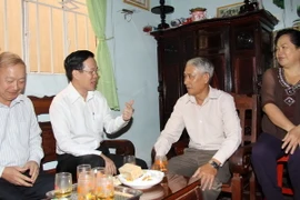 Trưởng Ban Tuyên giáo Trung ương Võ Văn Thưởng đến thăm hỏi, tặng quà Tết ông Dương Văn Sắc, Phó Ban Tuyên giáo xã Phú Hữu, huyện Nhơn Trạch, tỉnh Đồng Nai. (Ảnh: Thanh Vũ/TTXVN )