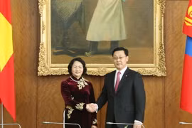 Thủ tướng Mông Cổ Jargaltulgyn Erdenebat đón Phó Chủ tịch nước Đặng Thị Ngọc Thịnh. (Ảnh: Quang Hải/TTXVN)