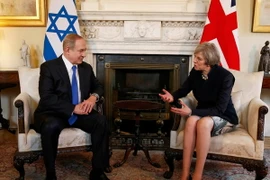 Thủ tướng Anh Theresa May (phải) đã có cuộc gặp với người đồng cấp Israel Benjamin Netanyahu (trái) tại London. (Ảnh: AFP/TTXVN)