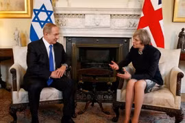 Thủ tướng Anh Theresa May (phải) đã có cuộc gặp với người đồng cấp Israel Benjamin Netanyahu (trái) tại London. (Ảnh: AFP/TTXVN)