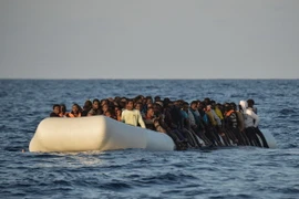 Người di cư được lực lượng bảo vệ bờ biển Italy cứu ngoài khơi Địa Trung Hải. (Ảnh: AFP/TTXVN)