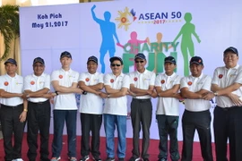 Đại diện sứ quán 9 nước ASEAN tại Campuchia chụp ảnh lưu niệm tại lễ khai mạc sự kiện. Công sứ Nguyễn Trác Toàn đứng ngoài cùng bên trái. (Ảnh: Phan Minh Hưng/TTXVN)