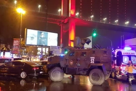 Cảnh sát làm nhiệm vụ tại hiện trường vụ tấn công ở Istanbul ngày 1/1. (Ảnh: THX/TTXVN)