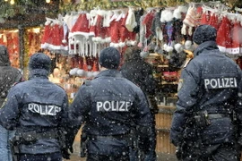 Cảnh sát Áo tuần tra trong bối cảnh an ninh được tăng cường tại khu chợ ở Vienna. (Ảnh: AFP/TTXVN)