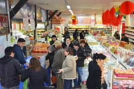 Kiều bào đi sắm Tết trong ngày 15/1 vừa qua tại siêu thị Thanh Bình Jeune. (Ảnh: Bích Hà/TTXVN)