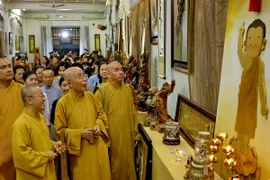 Các Chư tôn giáo phẩm cùng đông đảo phật tử tham quan triển lãm văn hóa nghệ thuật Phật giáo với hơn 500 tác phẩm từ tranh ảnh, tượng và sản phẩm điêu khắc tại tuần lễ văn hóa. (Ảnh: Thế Anh/TTXVN)