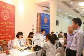 Tiếp nhận hồ sơ quyết toán thuế thu nhập cá nhân. (Ảnh minh họa: Hoàng Hùng/TTXVN)