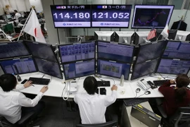 Bảng tỷ giá đồng yen Nhật so với đồng USD và chỉ số Nikkei 225 tại một phiê giao dịch ở thủ đô Tokyo, Nhật Bản. (Ảnh: AP/TTXVN)