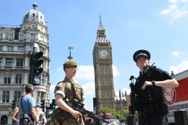 Cảnh sát Anh gác bên ngoài tòa nhà Quốc hội ở London ngày 25/5. (Ảnh: EPA/TTXVN)