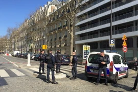 Cảnh sát phong tỏa lối vào trụ sở Quỹ Tiền tệ quốc tế (IMF) ở Paris, Pháp ngày 16/3 sau vụ nổ bom thư. (Ảnh: THX/TTXVN)