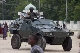 Binh sỹ Nigeria tuần tra tại Maiduguri, Đông Bắc Nigeria. (Ảnh: AFP/TTXVN)