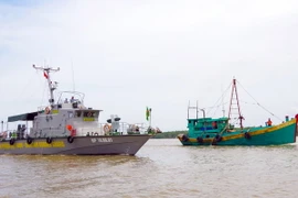 Tàu Biên phòng Sóc Trăng bắt tàu chở dầu không rõ nguồn gốc về cửa biển Trần Đề, tỉnh Sóc Trăng. (Ảnh: Trung Hiếu/TTXVN)