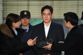 Lãnh đạo tập đoàn Samsung Lee Jae-Yong (giữa) tới văn phòng công tố đặc biệt ở Seoul, Hàn Quốc ngày 22/2 vừa qua. (Ảnh: AFP/TTXVN)