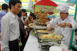 Khách đến thưởng thức các món ăn chay. (Ảnh: Kim Phương/TTXVN)