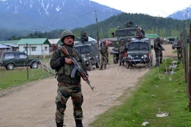 Các binh sĩ Ấn Độ gác bên ngoài doanh trại quân đội ở quận Kupwara sau vụ đánh bom ngày 27/4 vừa qua. (Ảnh: EPA/TTXVN)